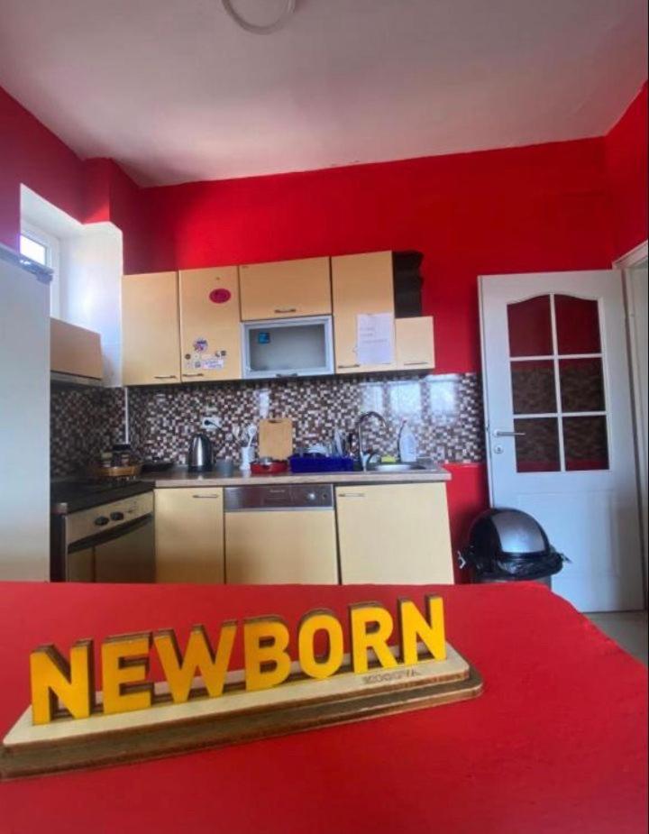 Newborn Center Hostel All Day Free Coffee Pristina Eksteriør bilde